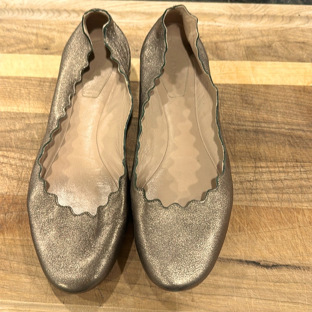 Chloe women’s Lauren scalloped metallic leather ballerina flats gold.